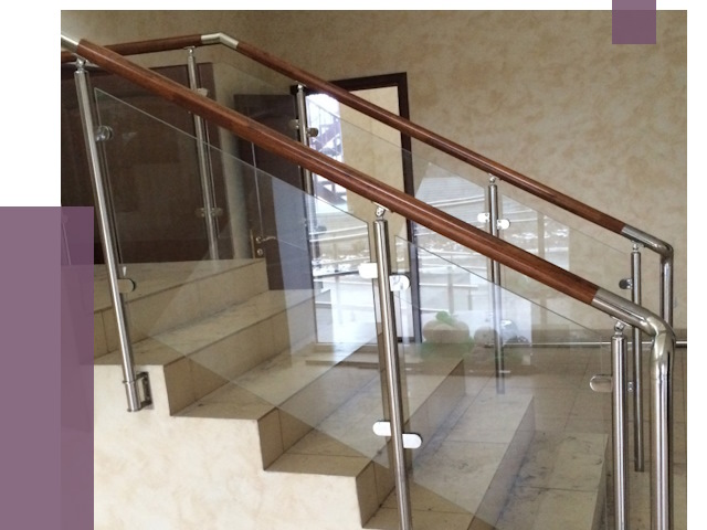 Комбинированные перила из металла и дерева в Перми